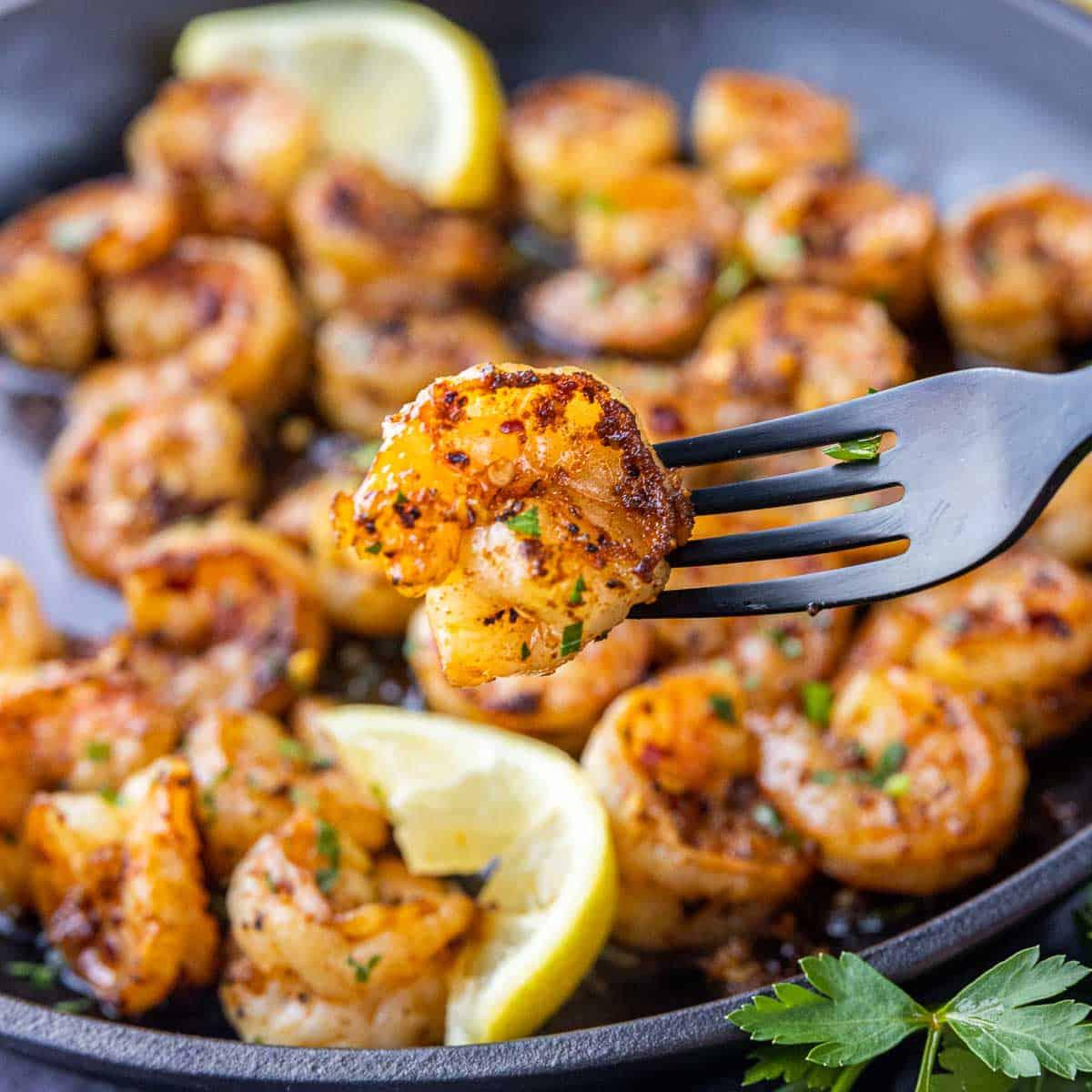 Gambas Pil Pil (Chili-Knoblauch-Garnelen) 2 Garnelen Pil Pil auf einer Gabel