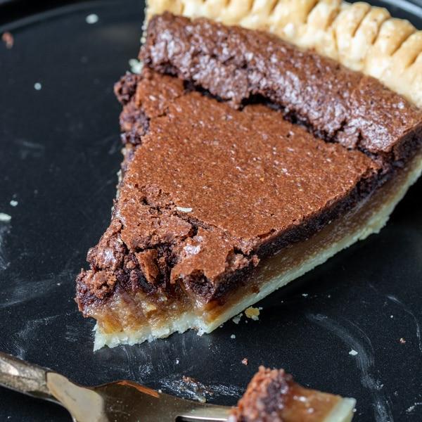 Schokoladen-Chess-Pie 2 Scheibe Schokoladen-Chess-Pie