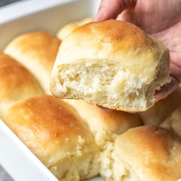 Übernacht-Kühlschrank-Hefeteigbrötchen 2 Flaumige Hefeteilchen, die über Nacht im Kühlschrank gehen