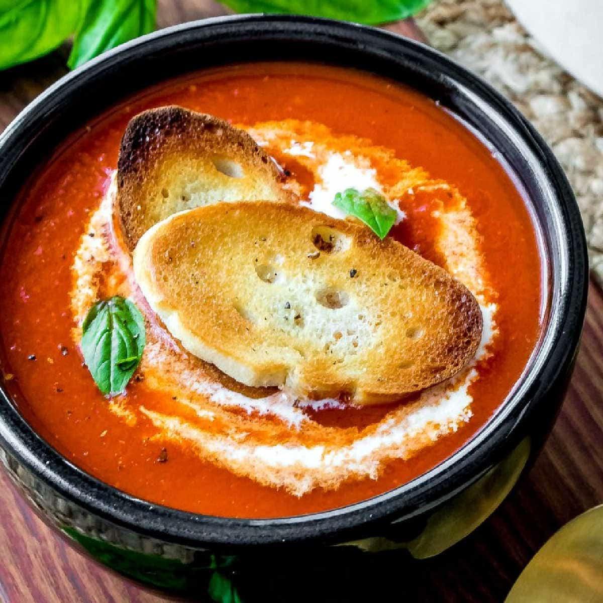 Einfache Geröstete Rote Paprika Suppe 2 Geröstete Paprika-Suppe in einer schwarzen Schüssel