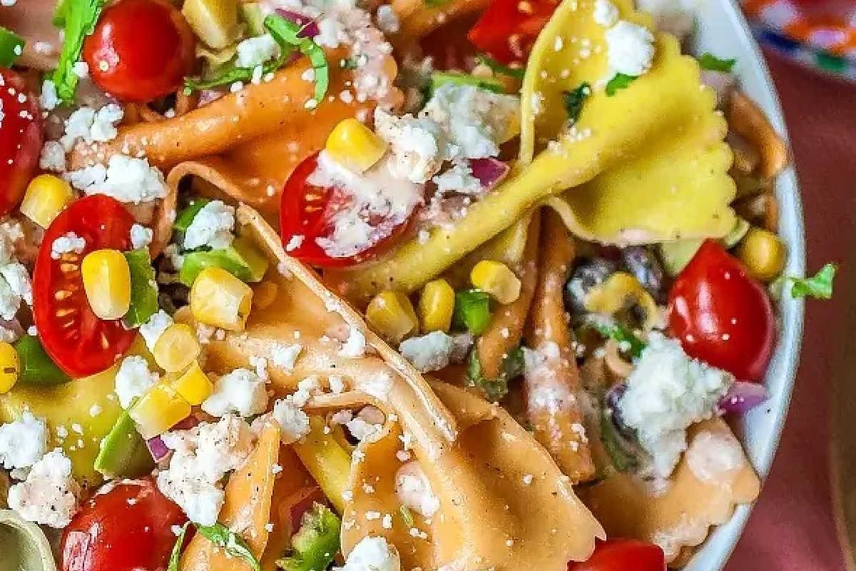 10 Nudelsalat-Rezepte: Frisch, Schnell & Lecker 2 Farbenfroher mexikanischer Nudelsalat in einer Schüssel, bereit zum Servieren.