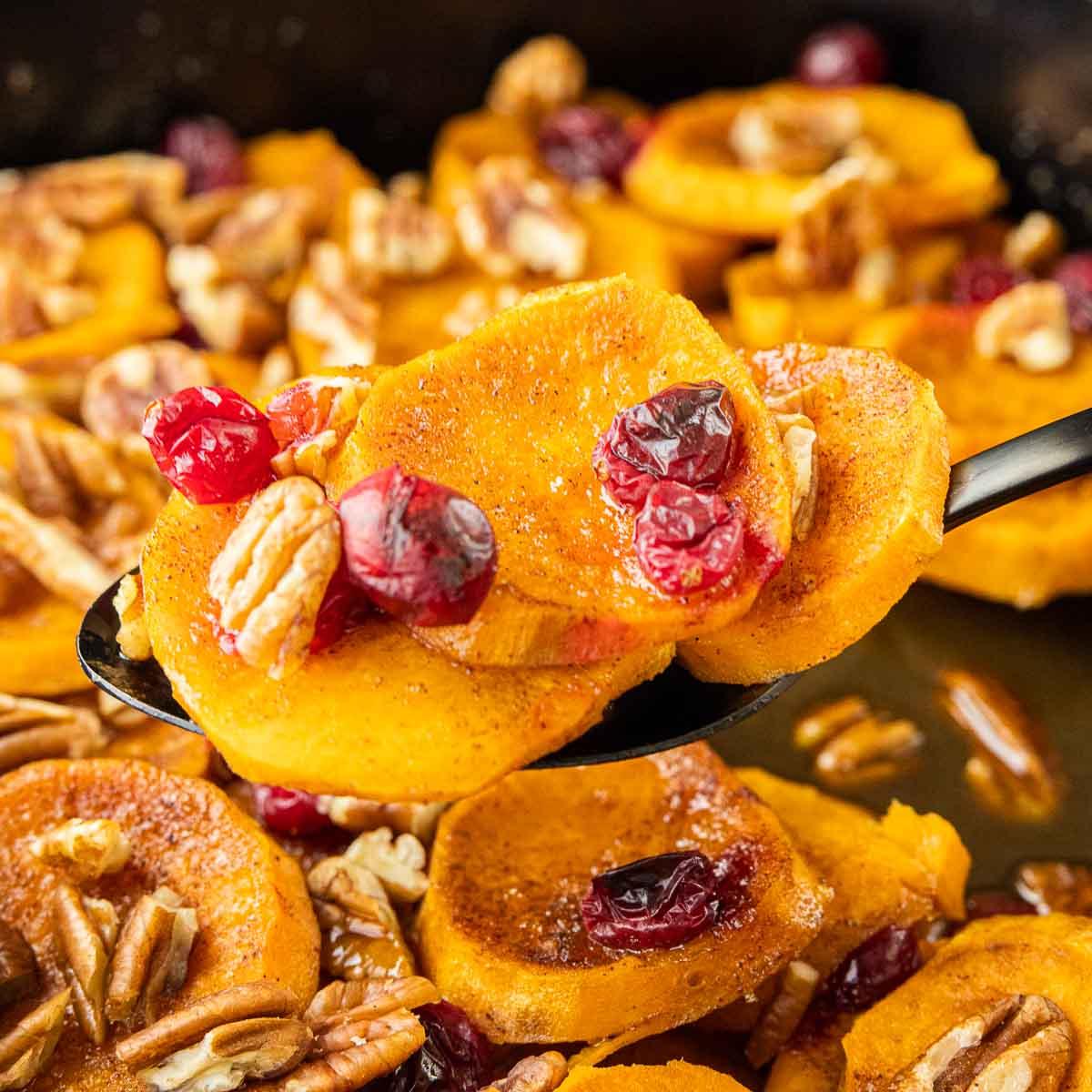 Cranberry-Süßkartoffel-Auflauf 9 Süßkartoffel-Preiselbeer-Auflauf auf einem Servierlöffel