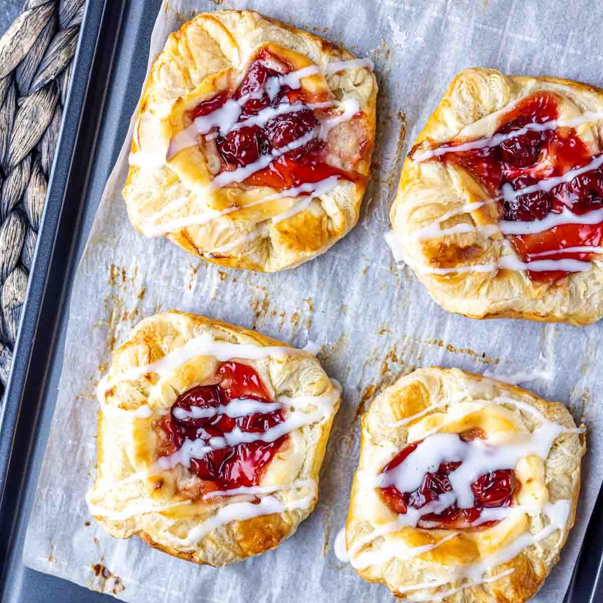 Einfacher Kirschplunder mit Frischkäse 2 Glasur über Kirsch-Dänisch geträufelt