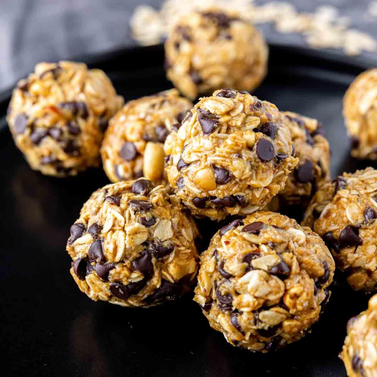 Erdnussbutter-Energiekugeln 2 Erdnussbutter-Energiebällchen auf einem Teller, appetitlich angerichtet