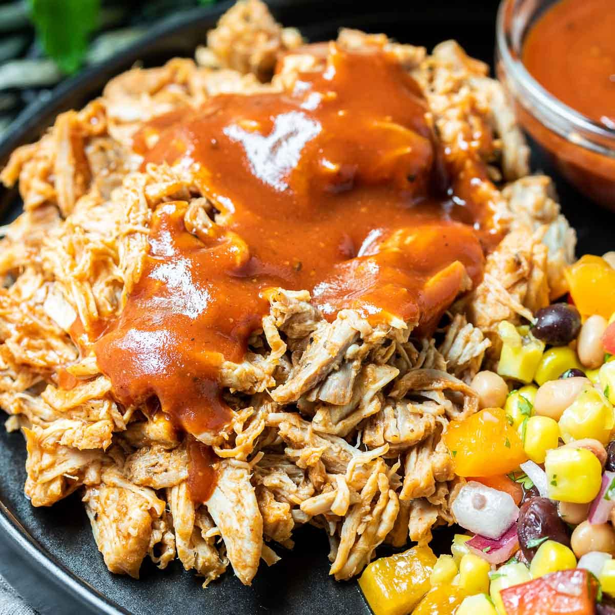 **Schnellkochtopf Pulled Pork** 2 Hausgemachtes Pulled Pork aus dem Schnellkochtopf, bedeckt mit BBQ-Sauce