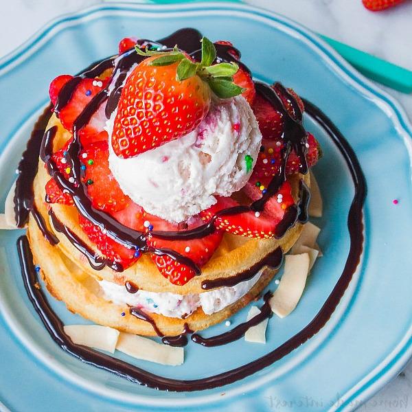 Waffel-Eisbecher 2 Waffel-Eisbecher | Kreieren Sie diesen einfachen Waffel-Eisbecher für einen lustigen Familienabend oder einfach, weil Sie den besten Eisbecher aller Zeiten wollen! Leckere Waffeln, hoch gestapelt mit Eiscreme und mit einer weiteren Waffel bedeckt, bevor sie mit Ihren Lieblingstoppings garniert werden. Kinder und Erwachsene werden dieses einfache Dessertrezept lieben! Wer würde nicht Eiscreme und Waffeln wollen?!