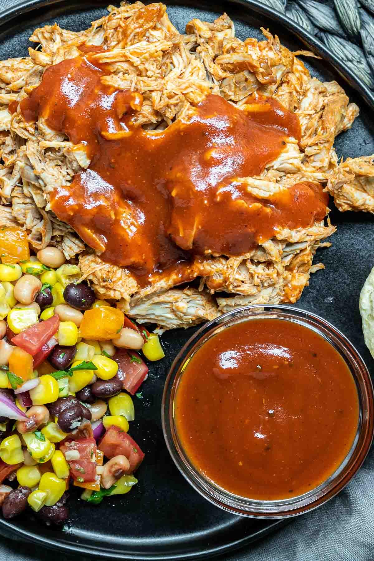 **Schnellkochtopf Pulled Pork** 11 Teller mit Instant Pot Pulled Pork und BBQ-Sauce