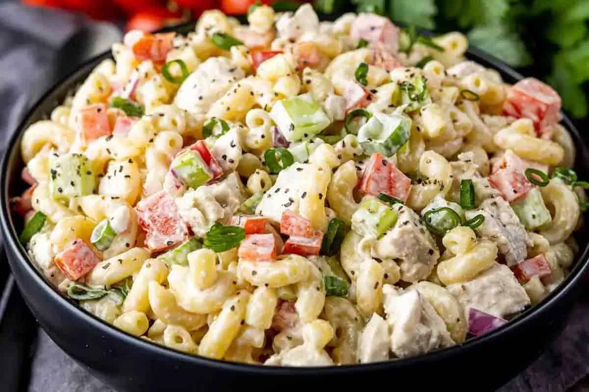 10 Nudelsalat-Rezepte: Frisch, Schnell & Lecker 11 Hühnchen-Makkaronisalat mit zerkleinertem Hühnchen und Gemüse.