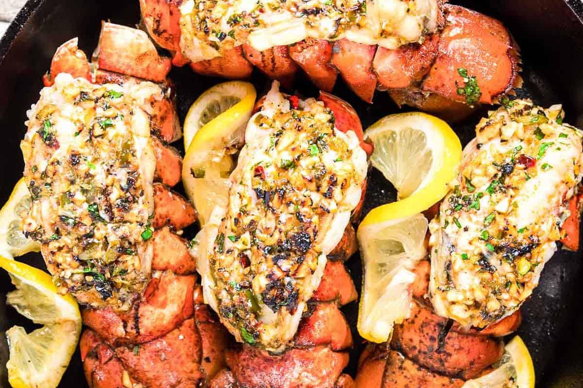 **Ein Galentine’s-Schmaus für deine Mädels** 11 Gekochte Hummerkrallen, garniert mit Kräutern und Knoblauch, serviert mit Zitronenspalten.