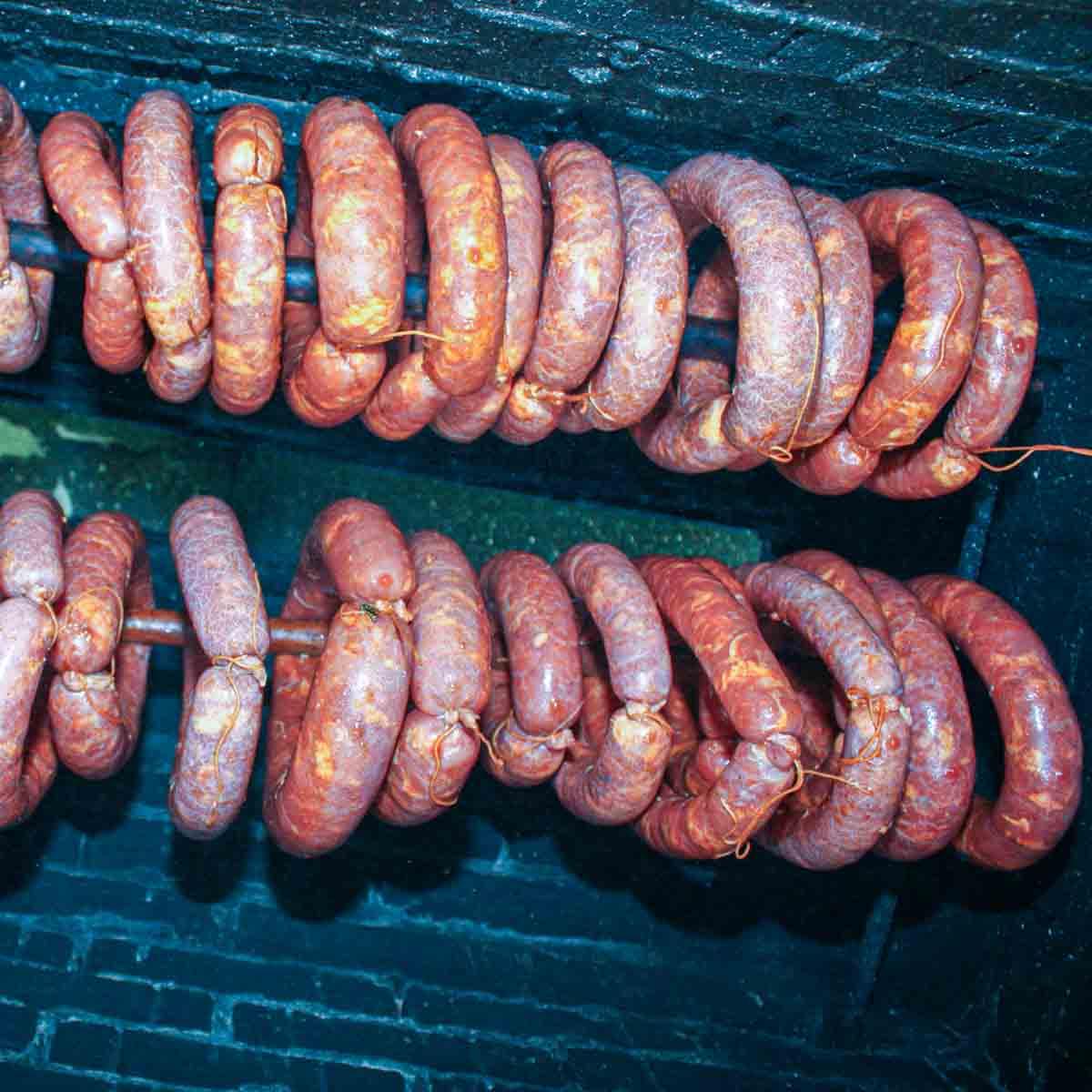 Hausgemachtes Chouriço herstellen: Eine traditionelle portugiesische Wurst 12 Portugiesische Wurst wird draußen geräuchert