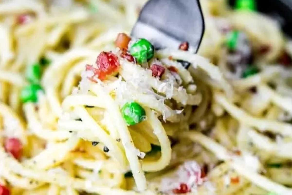 **Ein Galentine’s-Schmaus für deine Mädels** 13 Gabel wirbelt cremige Spaghetti mit Erbsen, Pancetta und geriebenem Käse.