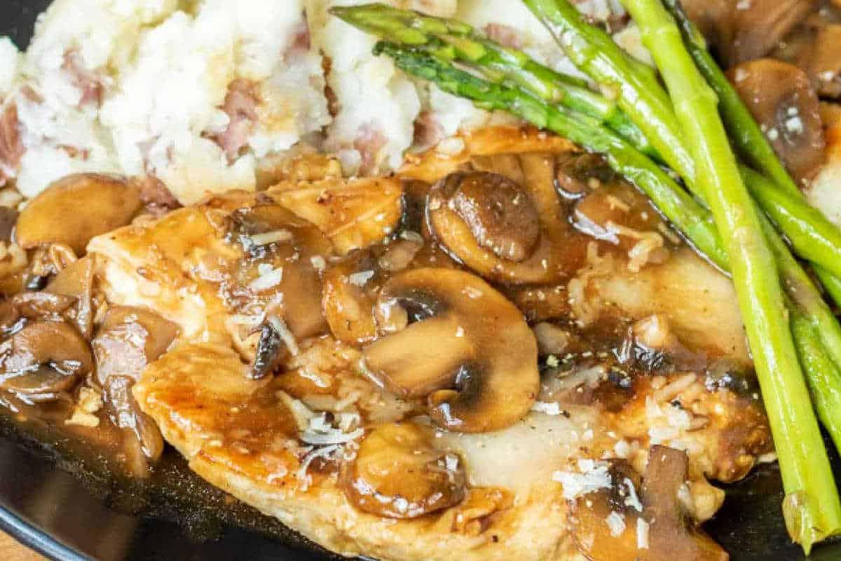**Ein Galentine’s-Schmaus für deine Mädels** 14 Hähnchen Marsala mit Pilzen und Spargel, serviert mit Kartoffelpüree.