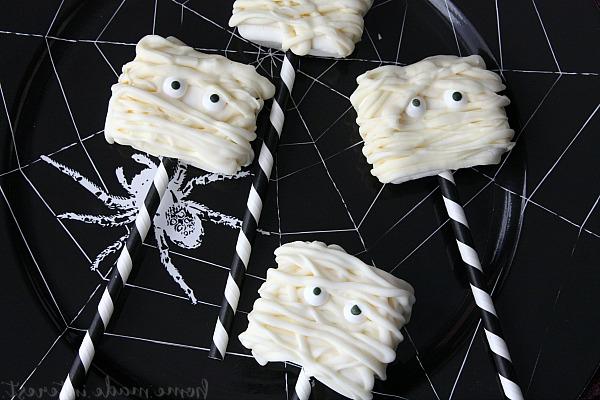Diese entzückenden Mumien-Marshmallows sind ein einfaches Halloween-Dessert, das nur geschmolzene Süßigkeiten und große Marshmallows erfordert. Kinder werden dieses Rezept lieben, und es ist einfach genug für jede Halloween-Party.