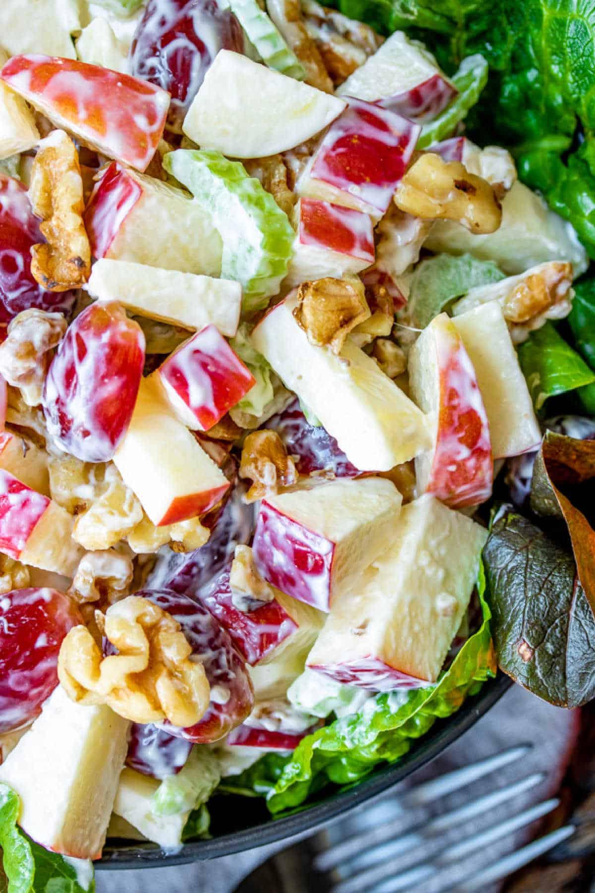 **Waldorf-Salat-Rezept** 3 Waldorfsalat mit Äpfeln und Trauben zubereitet
