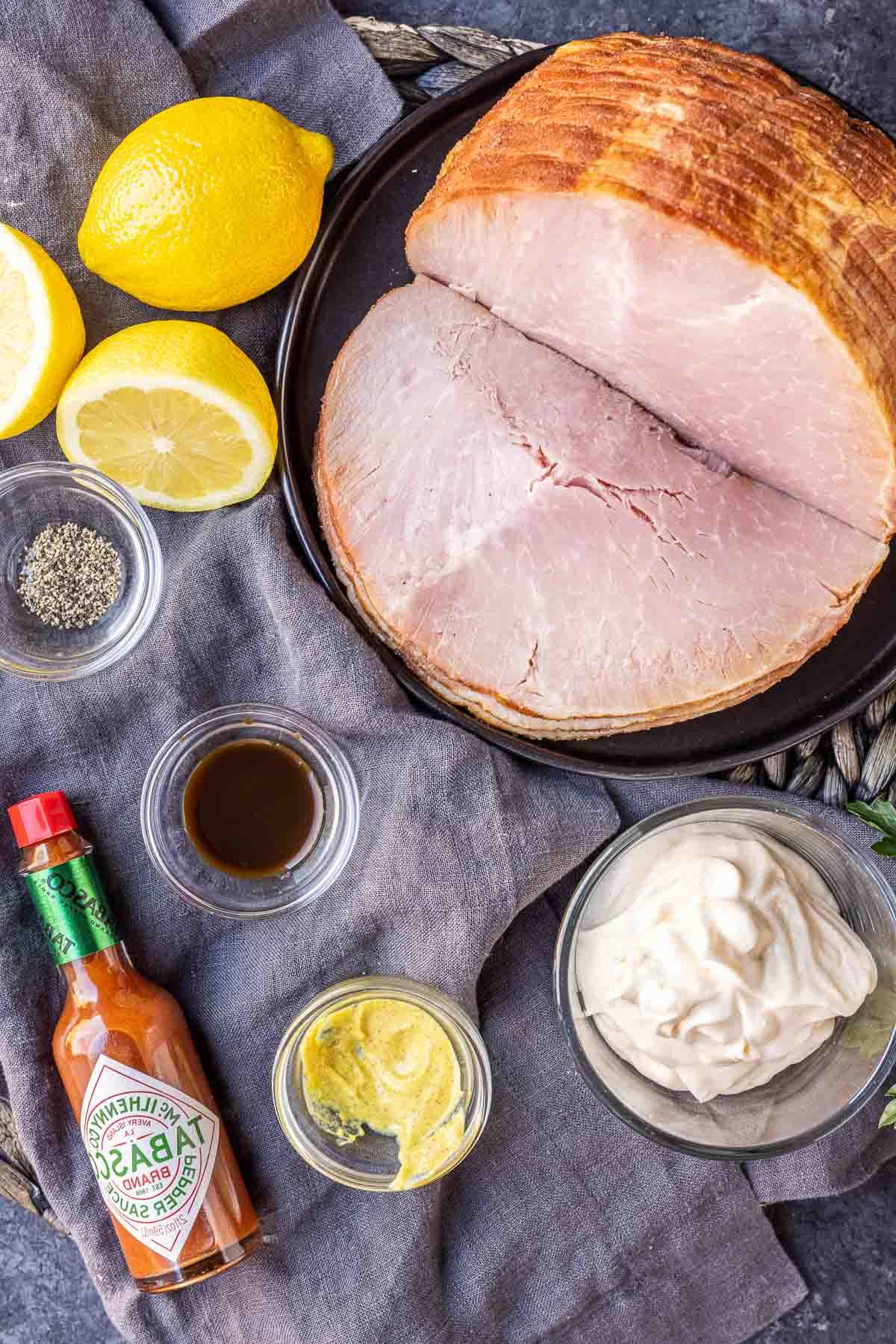 Teufelsschinken 3 Zutaten für Deviled Ham auf einem Tisch