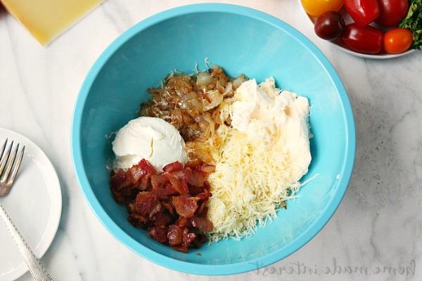 Beeindrucken Sie Ihre Freunde mit diesem einfachen Karamellisierten Zwiebel-Speck-Dip. Dies ist ein perfektes Dip-Rezept für Partys oder ein großartiges Rezept für den Vatertag. Süße Zwiebeln und salziger Speck, gemischt mit viel geschmolzenem Käse, machen diesen Dip reichhaltig, rauchig und super lecker!