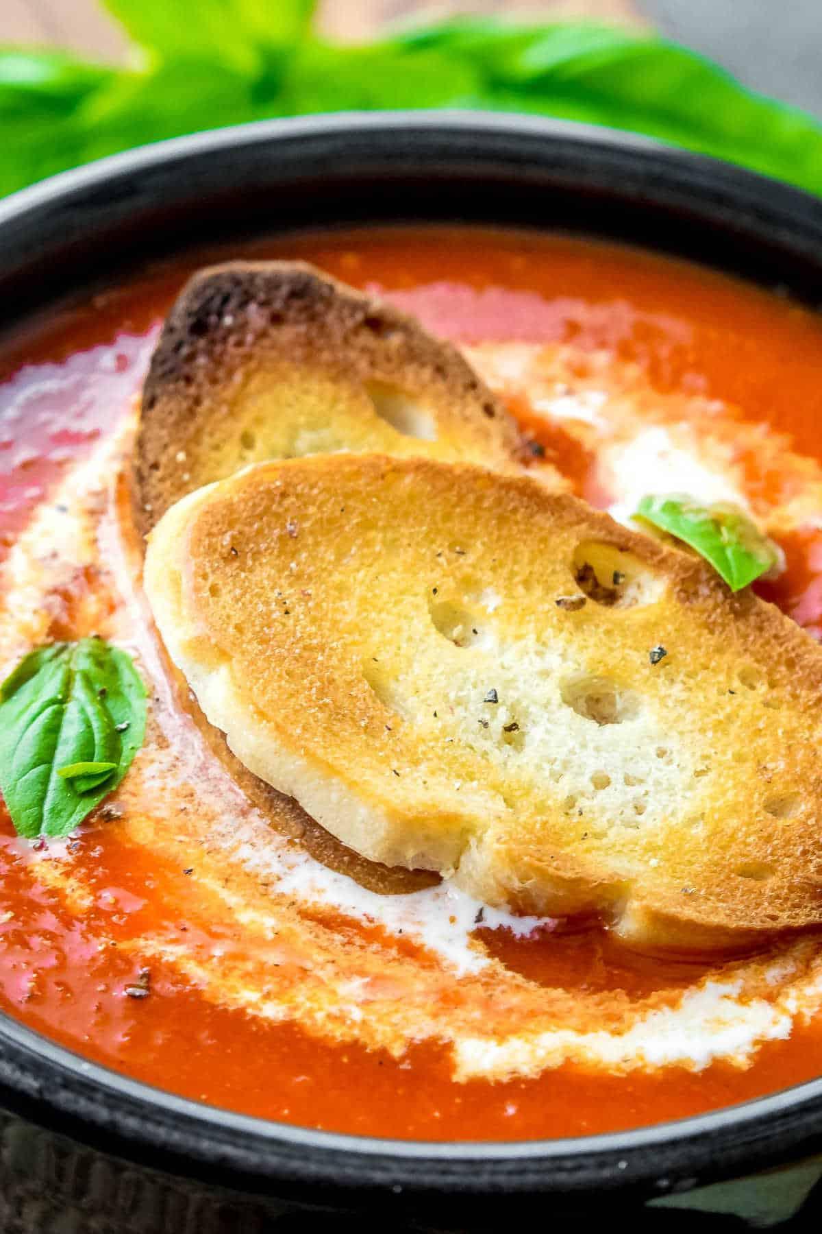 Einfache Geröstete Rote Paprika Suppe 3 Geröstete Paprika-Suppe in einer schwarzen Schüssel mit Crostini