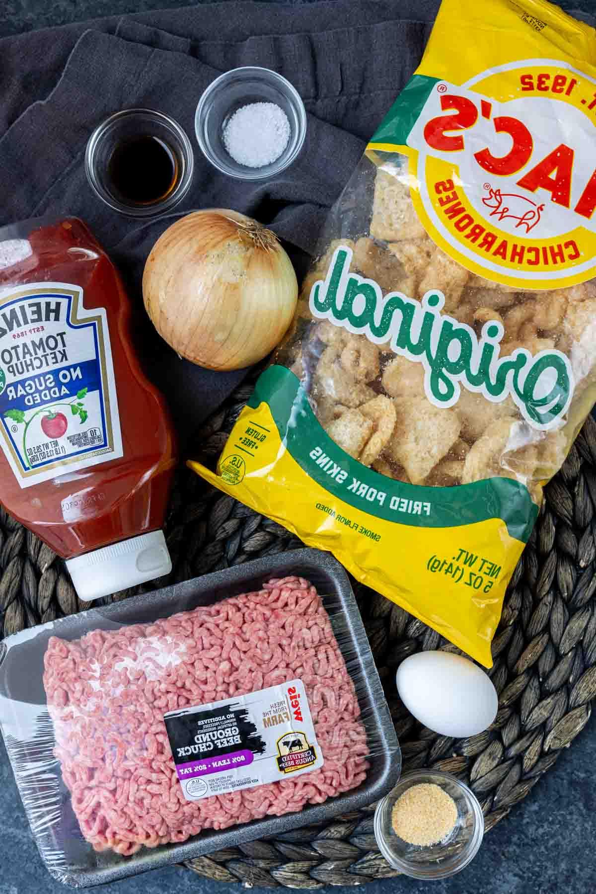 Keto Hackbraten – Low-Carb-Soulfood 3 Die Zutaten für ketogenen Hackbraten sind appetitlich auf einer Platte angerichtet.