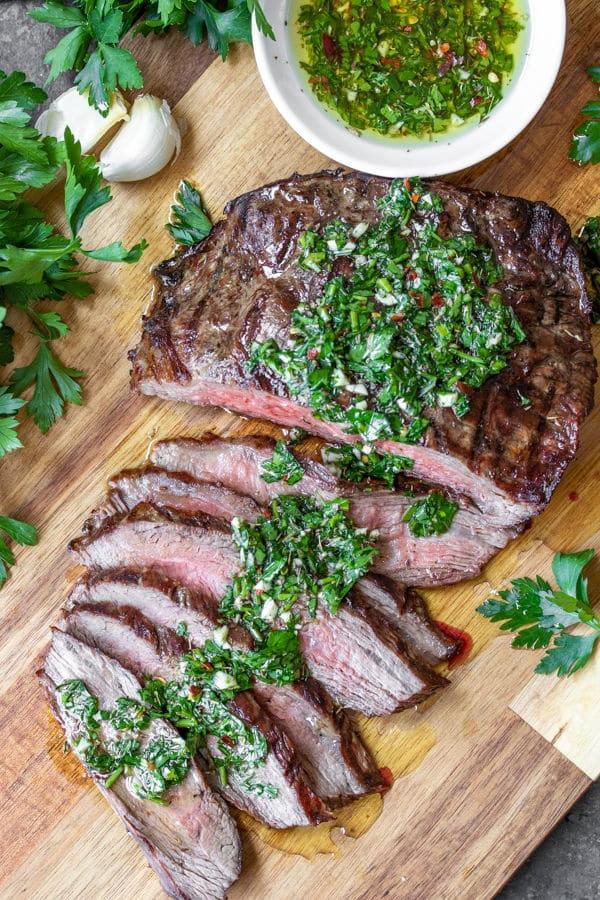 Gegrilltes Chimichurri Steak in zarte Streifen geschnitten