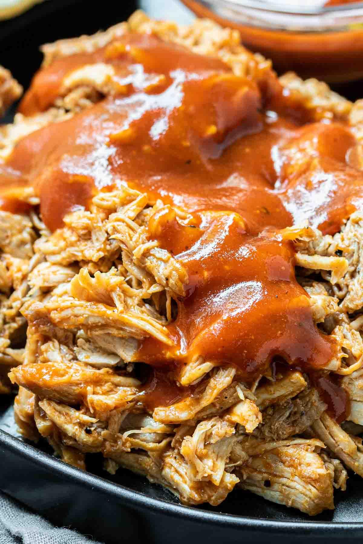 **Schnellkochtopf Pulled Pork** 3 Nahaufnahme von Instant Pot Pulled Pork und BBQ-Sauce