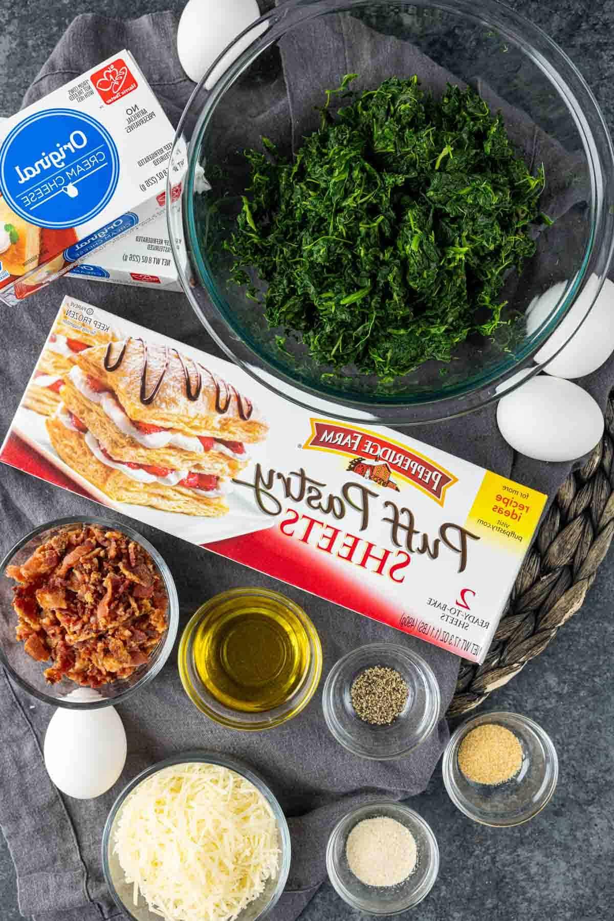 Spinat-Blätterteig-Vorspeise 2 Zutaten für Spinat-Blätterteig-Häppchen: Blätterteigplatten mit Spinat, Eiern und Käse.