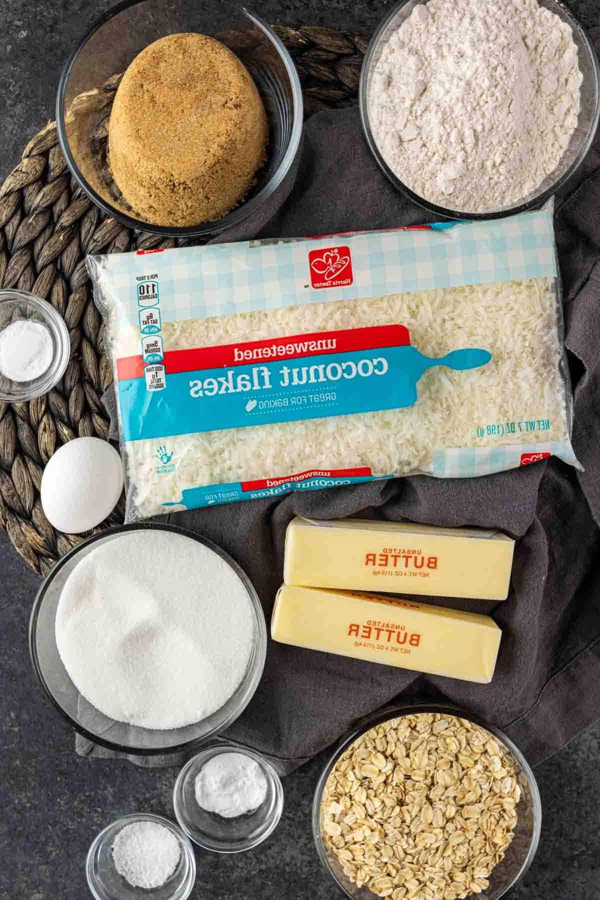 Knusprige Kokos-Haferflocken-Spitzenplätzchen 3 Die Zutaten für knusprige Kokos-Kekse sind auf einem Tisch abgebildet.