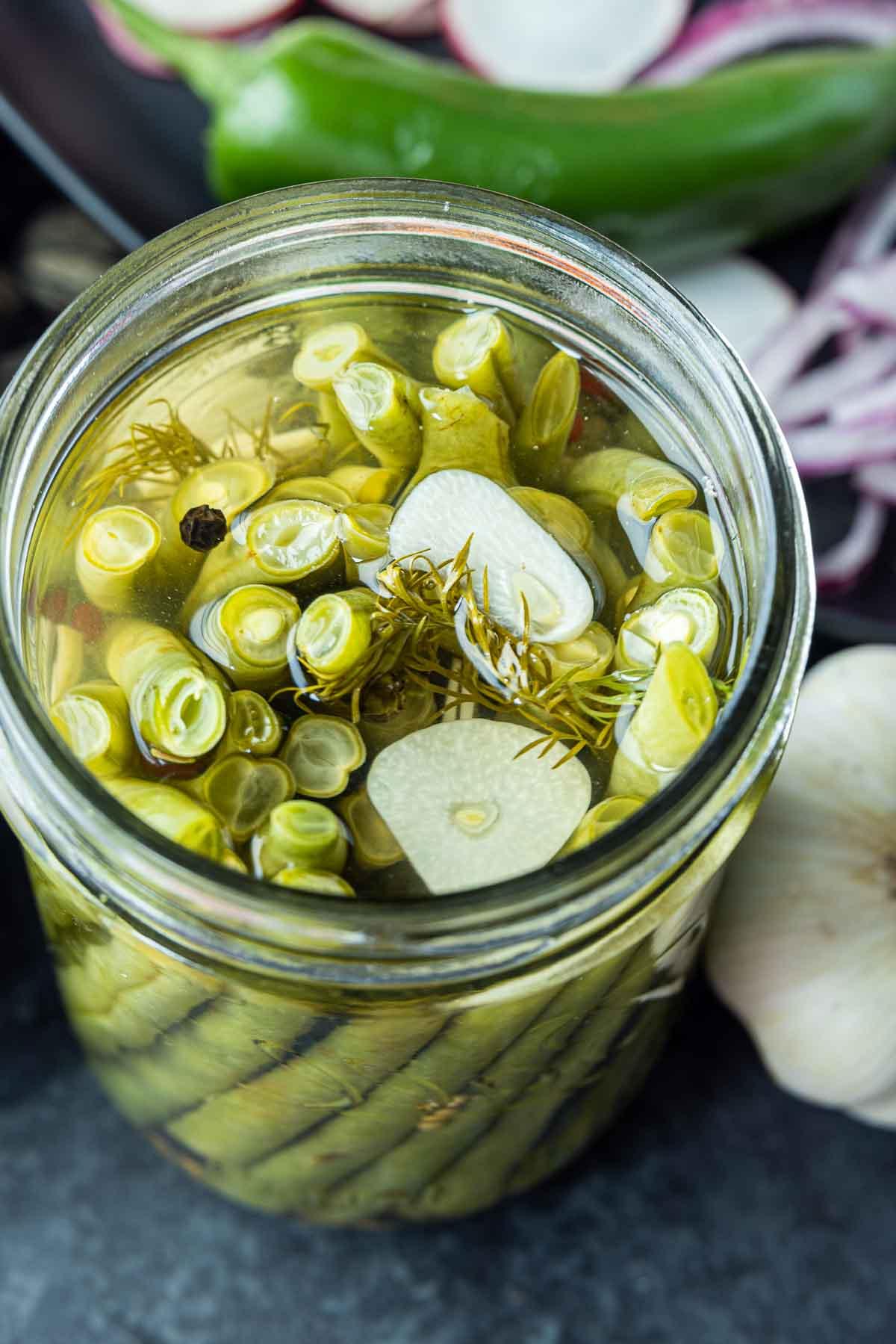Eingelegte grüne Bohnen 4 Einmachglas mit eingelegten grünen Bohnen und geschnittenem Knoblauch