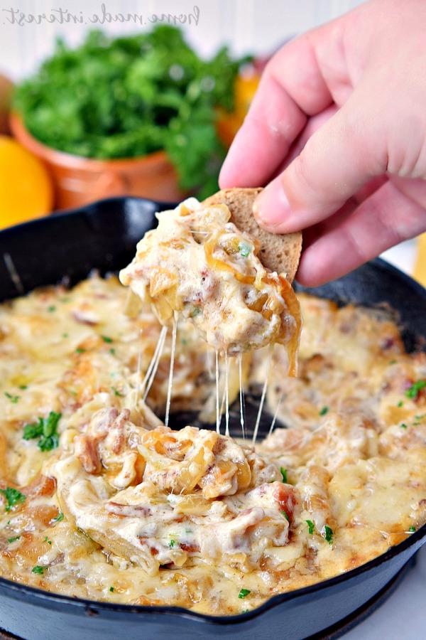 Beeindrucken Sie Ihre Freunde mit diesem einfachen Karamellisierten Zwiebel-Speck-Dip. Dies ist ein perfektes Dip-Rezept für Partys oder ein großartiges Rezept für den Vatertag. Süße Zwiebeln und salziger Speck, gemischt mit viel geschmolzenem Käse, machen diesen Dip reichhaltig, rauchig und super lecker!