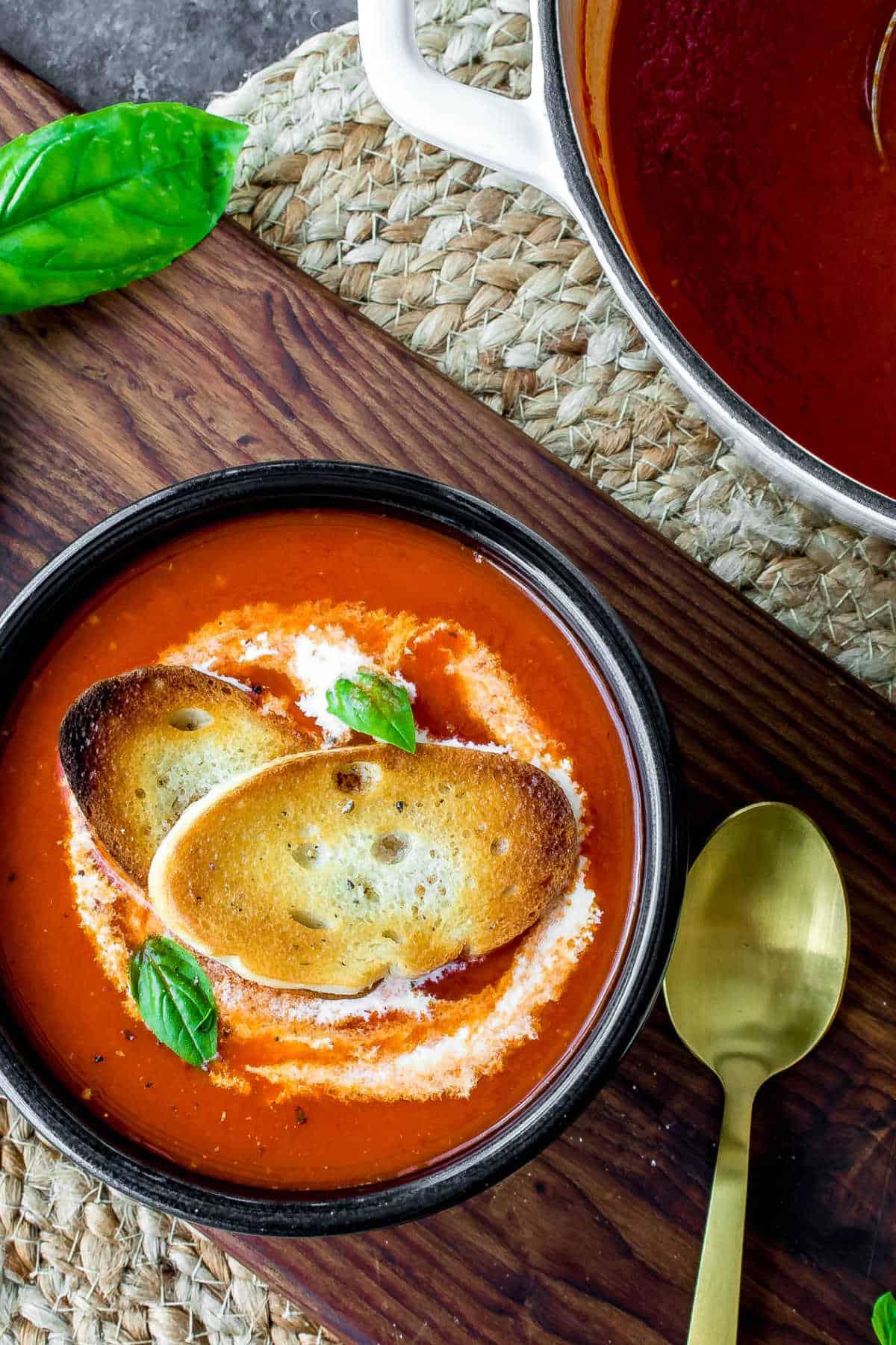 Einfache Geröstete Rote Paprika Suppe 4 Geröstete Paprika-Suppe in einer schwarzen Schüssel mit goldenem Löffel