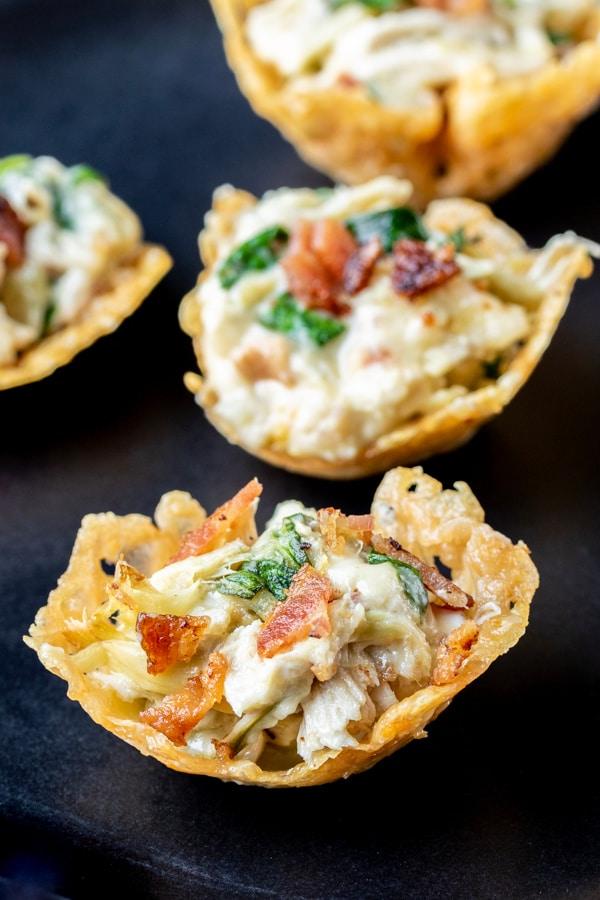 Keto Hähnchen-Artischocken-Dip 4 Portionen von Keto Hähnchen-Artischocken-Dip in knusprigen Parmesan-Schälchen, ideal für fingerfertige Häppchen