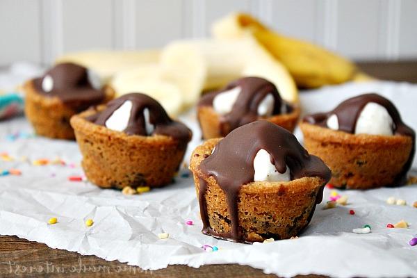 Bananensplit-Keksbecher 4 Diese einfachen Bananensplit Cookie Cups sind perfekt für Sommerpartys... oder einfach ein lustiges Dessert für Ihre Familie! Leckerer Keksteig in Tassen gebacken und gefüllt mit Schokolade, Bananenscheiben, Schlagsahne und natürlich einer Kirsche obendrauf. Wer braucht einen einfachen Eisbecher, wenn er einen Bananen-Eisbecher-Keksbecher haben kann!