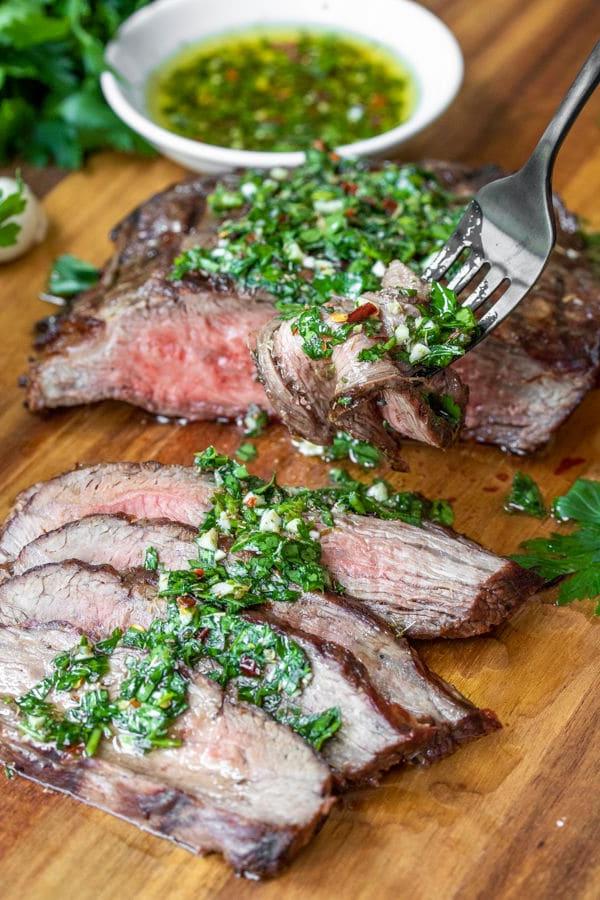 Einfaches Low-Carb Chimichurri Steak mit Soße