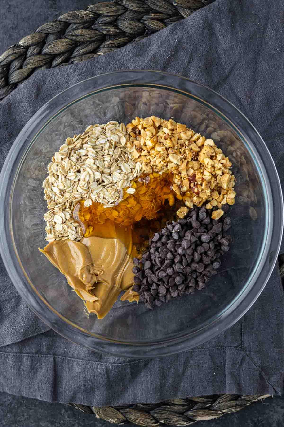 Erdnussbutter-Energiekugeln 4 Zutaten für Erdnussbutter-Energiebällchen in einer Schüssel vermischt