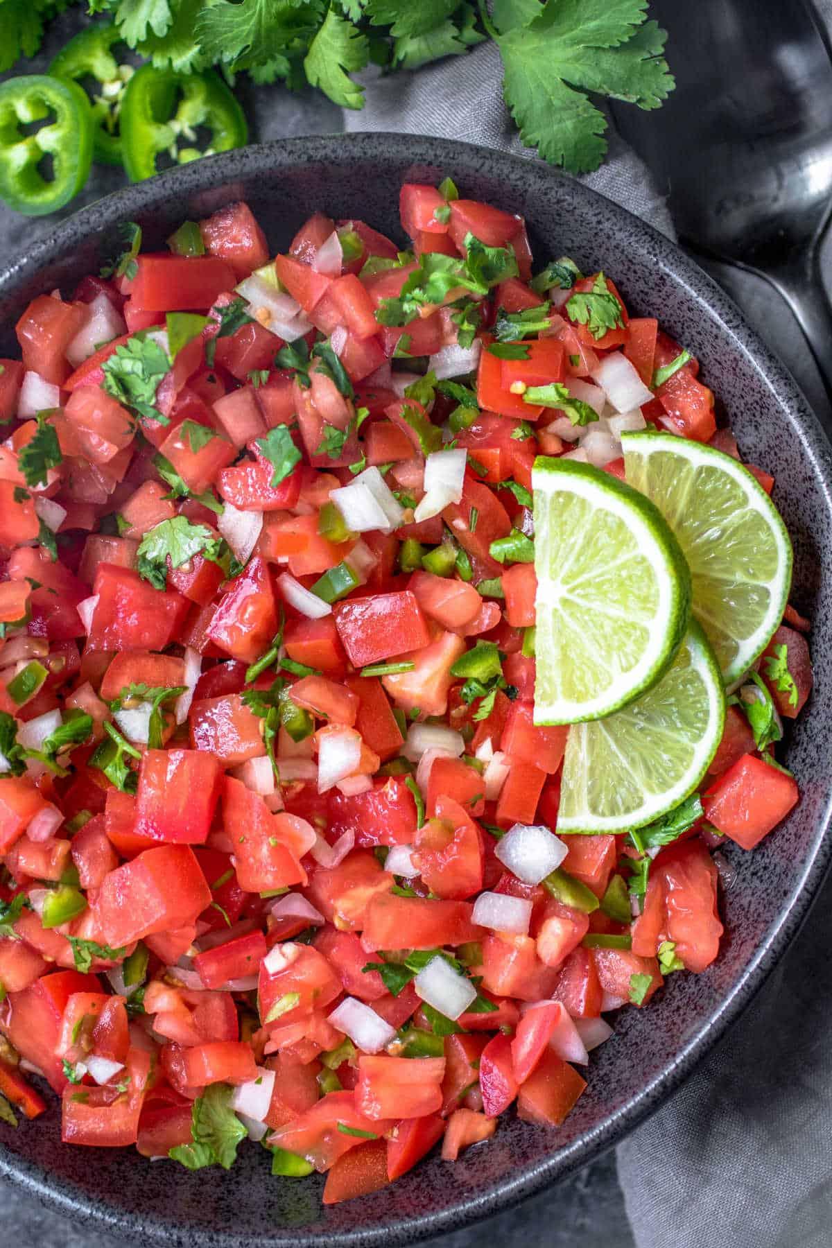 Salsa Fresca {Frische Tomatensalsa} 4 Salsa Fresca in einer Schüssel mit frischer Petersilie und schwarzem Löffel