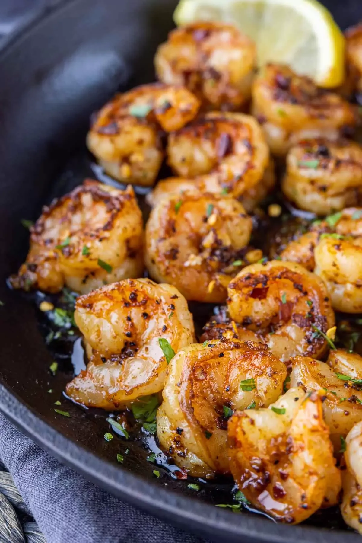 Gambas Pil Pil (Chili-Knoblauch-Garnelen) 4 Gambas Pil Pil in einem Chili-Knoblauch-Öl in einer Pfanne