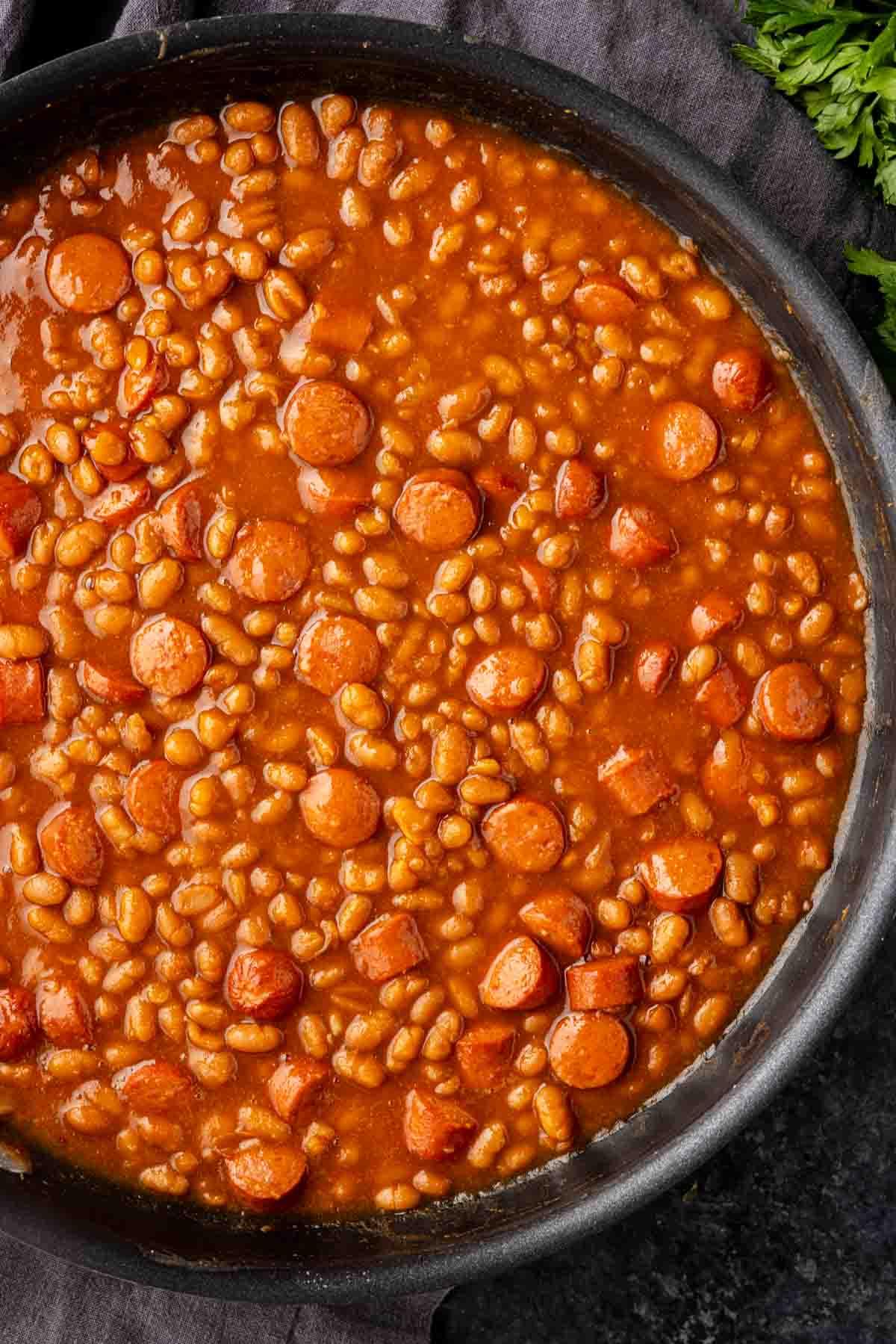 Klassisches Rezept für Würstchen mit Bohnen 5 Eine Pfanne gefüllt mit Easy Franks and Beans