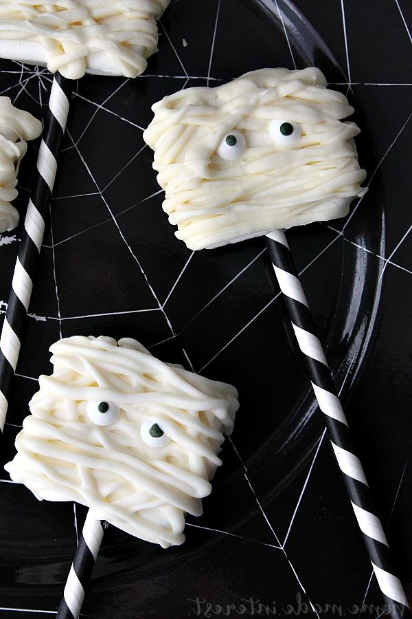 Die fertigen Mumien-Marshmallows: Mit geschmolzener Glasur bandagiert und gruseligen Zuckeraugen versehen – perfekt für jede Halloween-Feier.