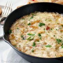 Karamellisierter Zwiebel-Speck-Pfannendip 4 Beeindrucken Sie Ihre Freunde mit diesem einfachen Karamellisierten Zwiebel-Speck-Dip. Dies ist ein perfektes Dip-Rezept für Partys oder ein großartiges Rezept für den Vatertag. Süße Zwiebeln und salziger Speck, gemischt mit viel geschmolzenem Käse, machen diesen Dip reichhaltig, rauchig und super lecker!