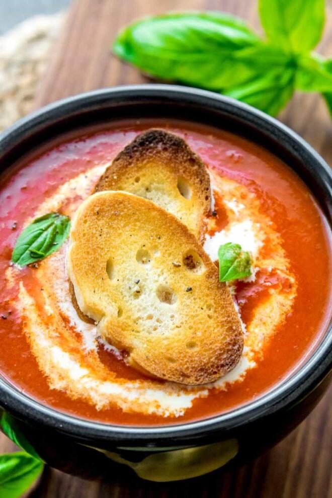 Einfache Geröstete Rote Paprika Suppe 5 Geröstete Paprika-Suppe in einer schwarzen Schüssel mit Crostini
