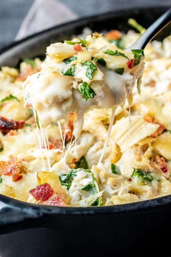 Keto Hähnchen-Artischocken-Dip 5 Alle frischen Zutaten für den Keto Hähnchen-Artischocken-Dip liegen bereit zur Zubereitung