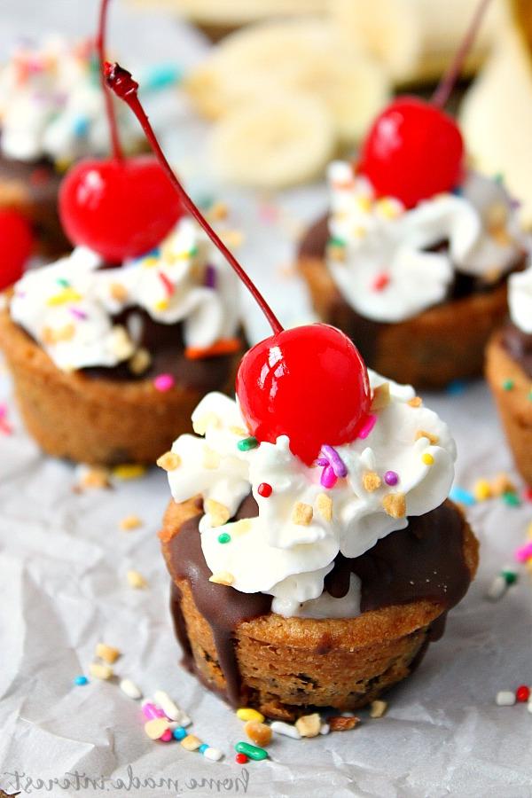 Bananensplit-Keksbecher 5 Diese einfachen Bananensplit Cookie Cups sind perfekt für Sommerpartys... oder einfach ein lustiges Dessert für Ihre Familie! Leckerer Keksteig in Tassen gebacken und gefüllt mit Schokolade, Bananenscheiben, Schlagsahne und natürlich einer Kirsche obendrauf. Wer braucht einen einfachen Eisbecher, wenn er einen Bananen-Eisbecher-Keksbecher haben kann!