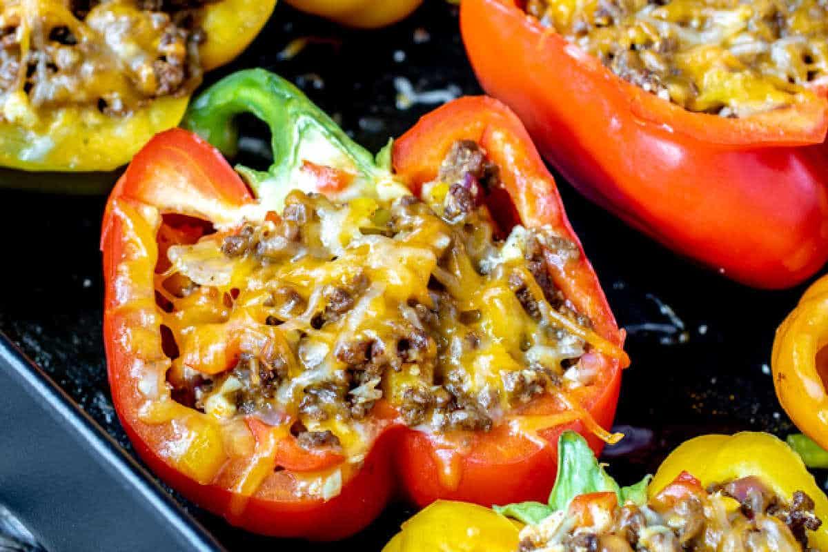 Festliche Abendessenrezepte für den Cinco de Mayo 5 Gefüllte Paprikaschoten mit Hackfleisch und geschmolzenem Käse in einer Auflaufform.