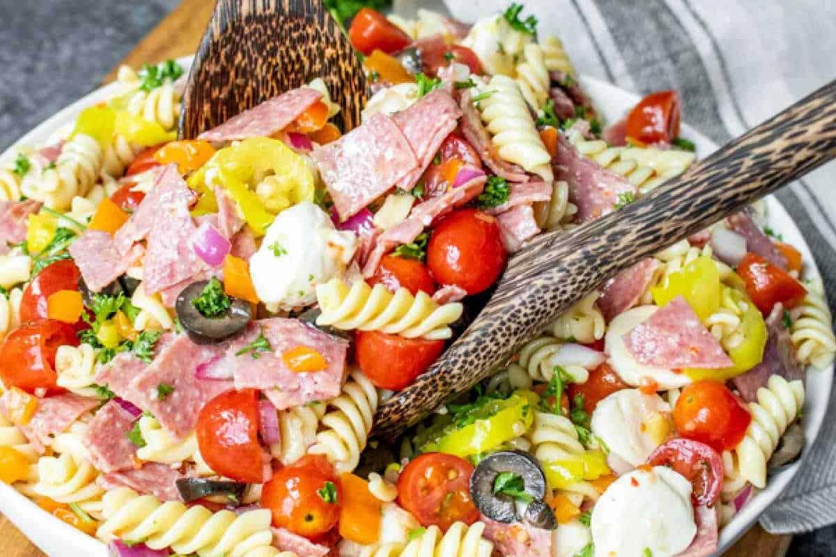 10 Nudelsalat-Rezepte: Frisch, Schnell & Lecker 5 Farbenfroher italienischer Nudelsalat mit Mozzarella, Salami und Oliven.