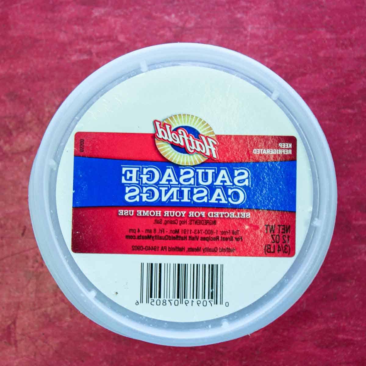 Hausgemachtes Chouriço herstellen: Eine traditionelle portugiesische Wurst 5 Ein Behälter mit Wursthüllen auf einer roten Oberfläche zur Herstellung portugiesischer Wurst