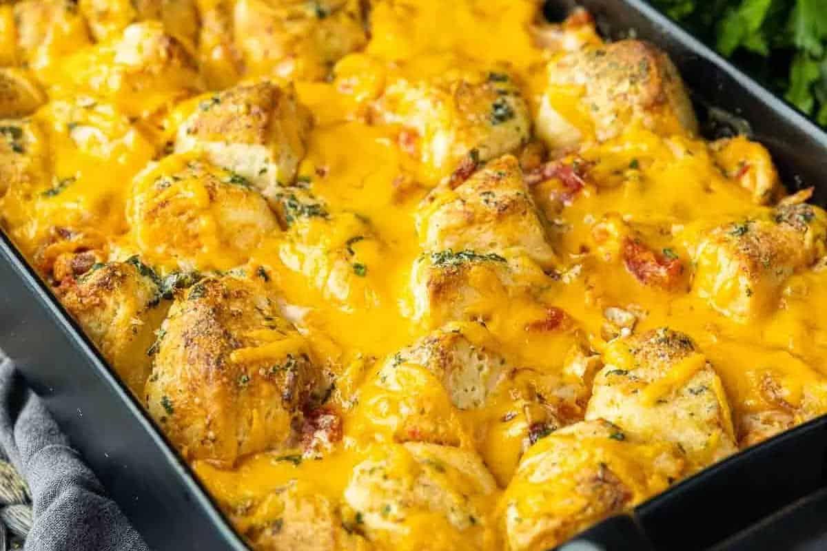 **Schnelle und einfache Hähnchengerichte für vielbeschäftigte Familien** 5 Ein Blech mit gebackenen Hühnchenstücken, überzogen mit geschmolzenem Cheddar-Käse und Kräutern.