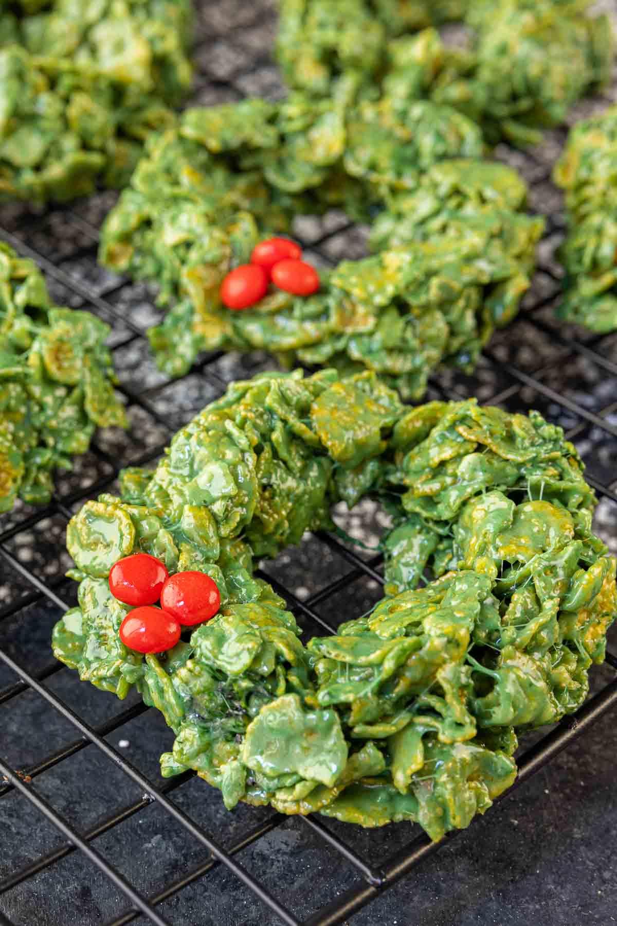 Weihnachtskranzplätzchen 5 Cornflakes-Weihnachtskränze auf dem Abkühlgitter