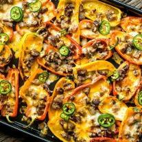 Low Carb Nachos 10 Low-Carb-Nachos belegt mit Carne Asada, Käse und Jalapeños.