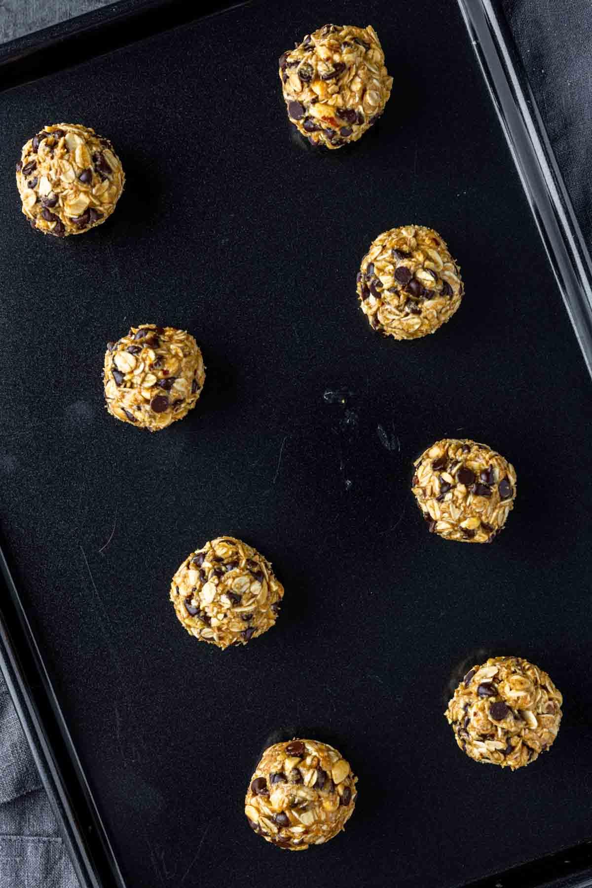Erdnussbutter-Energiekugeln 5 Erdnussbutter-Energiebällchen auf einem Backblech, bereit zum Kühlen
