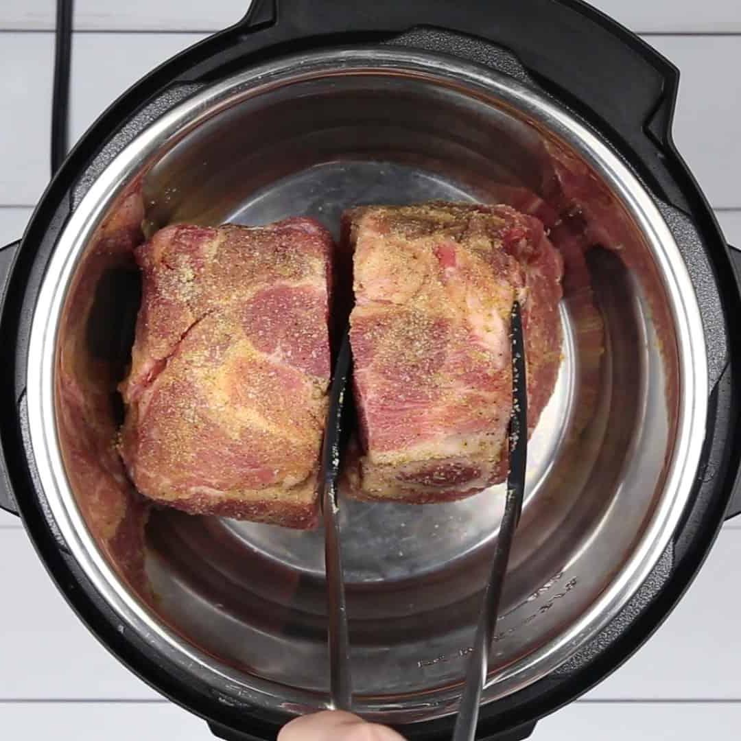 **Schnellkochtopf Pulled Pork** 5 Schweineschulter in den Schnellkochtopf geben für Instant Pot Pulled Pork