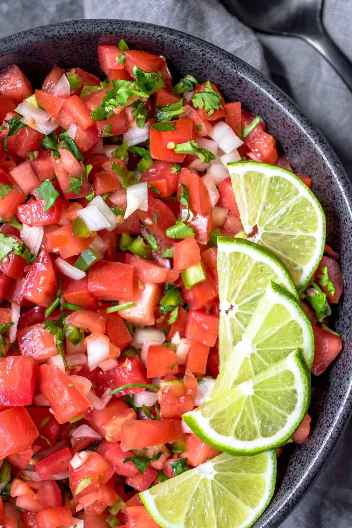 Salsa Fresca {Frische Tomatensalsa} 5 Frische Tomatensalsa in einer Schüssel mit Limettenspalten als Garnierung